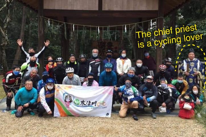 <font size='2' color='blue'>The chief priest with local “Kizu River Cycling club” members</font>