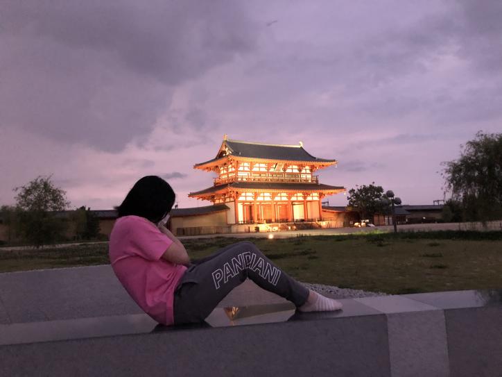 <font color='blue' size='2'>次回:<u><a href=../index.html?id=2128' target='_blank'>【第三弾:復原遣唐使船エリア】</u></a>へ移動中に見つけた石のベンチで「カールアップクランチ」。</font>