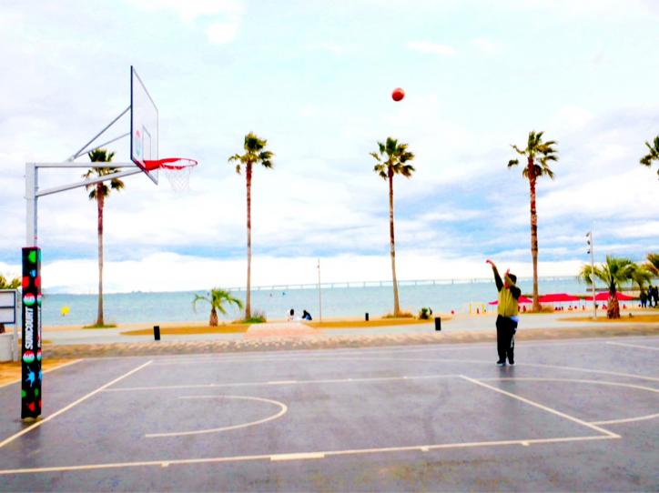 <font color='blue' size='2'>Rhythmic shot, one after another! He had operation on his both knees following the injury he got playing basketball, but he seems to be making good progress in recovery.</font>