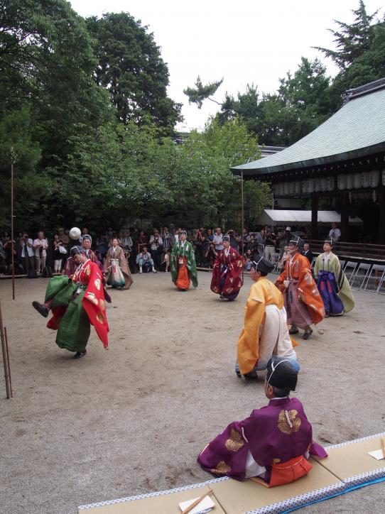 <font color='blue' size='2'>蹴鞠の様子(写真提供:白峯神宮)</font>