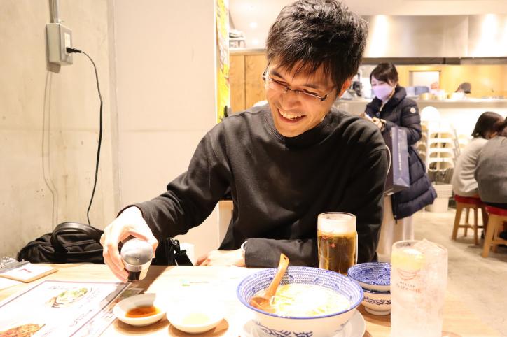 <font color='blue' size='2'>小皿2枚に、別々に味噌ダレと醤油を注ぐ吉田氏(違うんだよなあ……)</font>