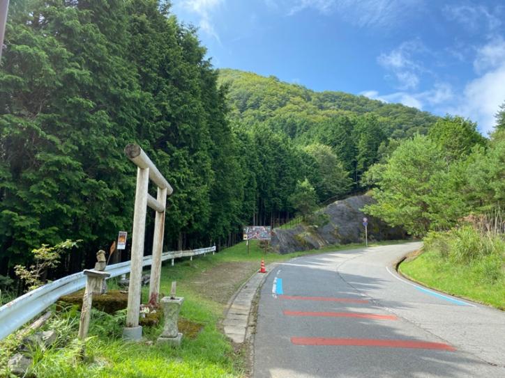 <font color='blue' size='2'>青空の下で朝日が当たる山々とその延長線にある鳥居!
なんて綺麗な景色なのだろう〜!今日も来て良かった〜!!
</font>