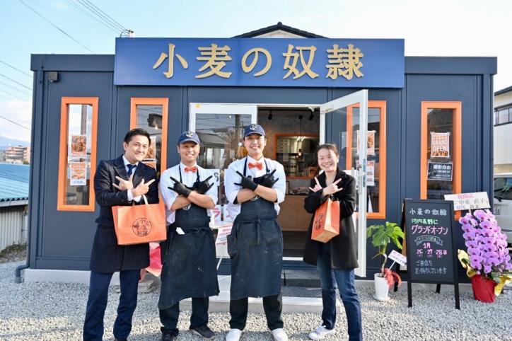 <font color='blue' size='2'>店長の日下さん(右から2番目)、住吉さん(右から3番目)です〜!写真でご一緒して下さりました奥村亮さん(左)とゴトスポ記者幸坂(右)の順です。</font>